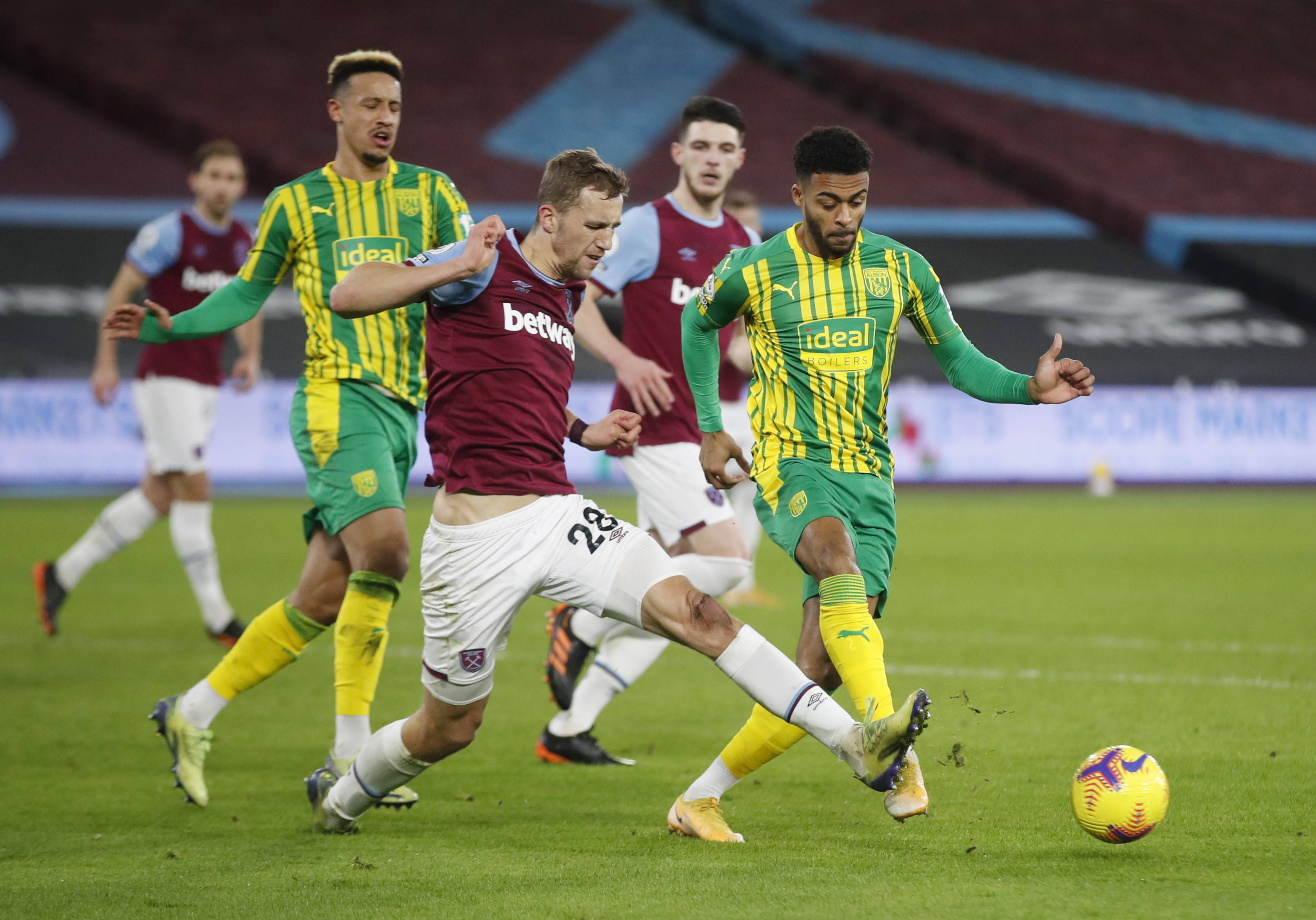 一名边后卫 一名边后卫